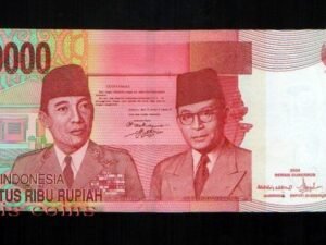 158-1 B158-INDONESIA--2004印尼紙幣100.000 Rupiah(240)